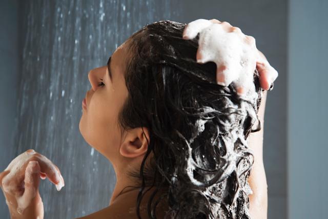 Đi bơi m&ugrave;a h&egrave; m&agrave; lười l&agrave;m 3 việc n&agrave;y: T&oacute;c kh&ocirc;ng chỉ xơ x&aacute;c như rơm m&agrave; c&ograve;n biến m&agrave;u kinh dị- Ảnh 3.