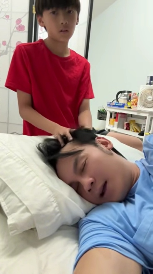 Nam NSƯT trở về Mỹ liền khoe: "Mọi người thấy chưa, thấy con trai t&ocirc;i giỏi chưa?"- Ảnh 1.