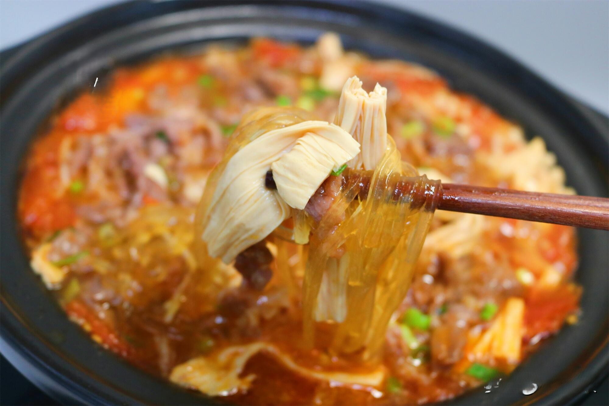 Mẹ t&ocirc;i thường nấu m&oacute;n n&agrave;y v&agrave;i lần mỗi tuần, ăn v&agrave;o m&ugrave;a h&egrave; l&agrave; "chuẩn b&agrave;i", nước d&ugrave;ng ngon đến mức lịm tim!- Ảnh 7.