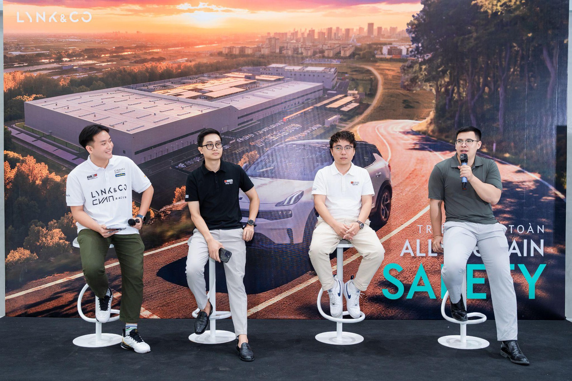 Chủ xe Lynk & Co: "Kh&ocirc;ng hẳn cứ nhiều c&ocirc;ng nghệ l&agrave; an to&agrave;n"- Ảnh 1.