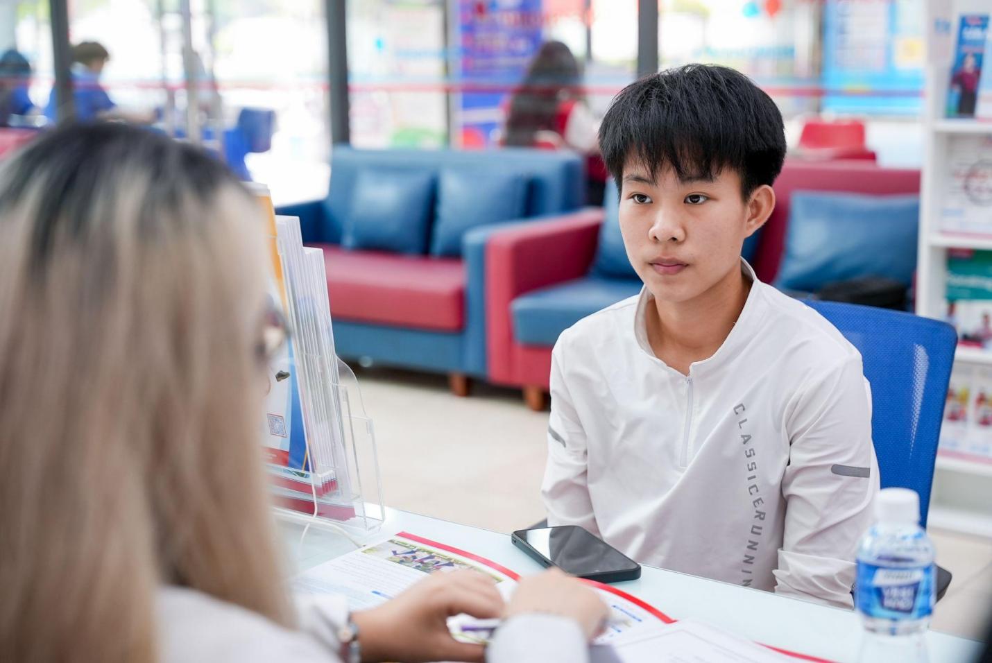 Cận ng&agrave;y thi tốt nghiệp THPT, nhiều th&iacute; sinh đến UEF &ldquo;giữ chỗ&rdquo; bằng th&ocirc;ng tin đăng k&yacute; học bạ - Ảnh 1.