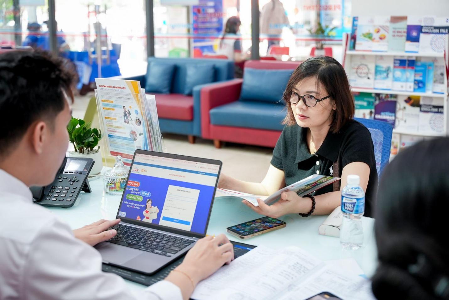 Cận ng&agrave;y thi tốt nghiệp THPT, nhiều th&iacute; sinh đến UEF &ldquo;giữ chỗ&rdquo; bằng th&ocirc;ng tin đăng k&yacute; học bạ - Ảnh 2.