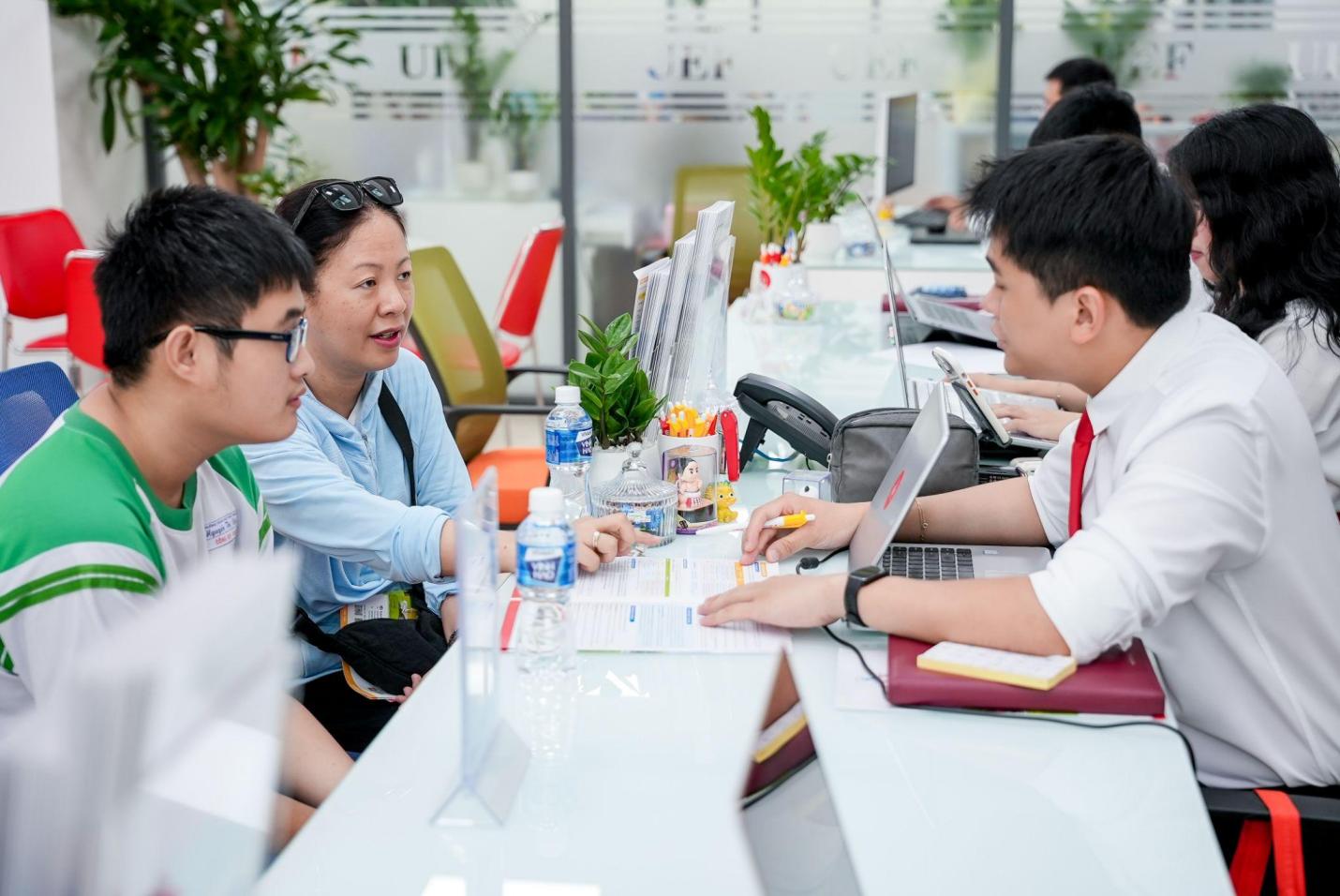 Cận ng&agrave;y thi tốt nghiệp THPT, nhiều th&iacute; sinh đến UEF &ldquo;giữ chỗ&rdquo; bằng th&ocirc;ng tin đăng k&yacute; học bạ - Ảnh 3.