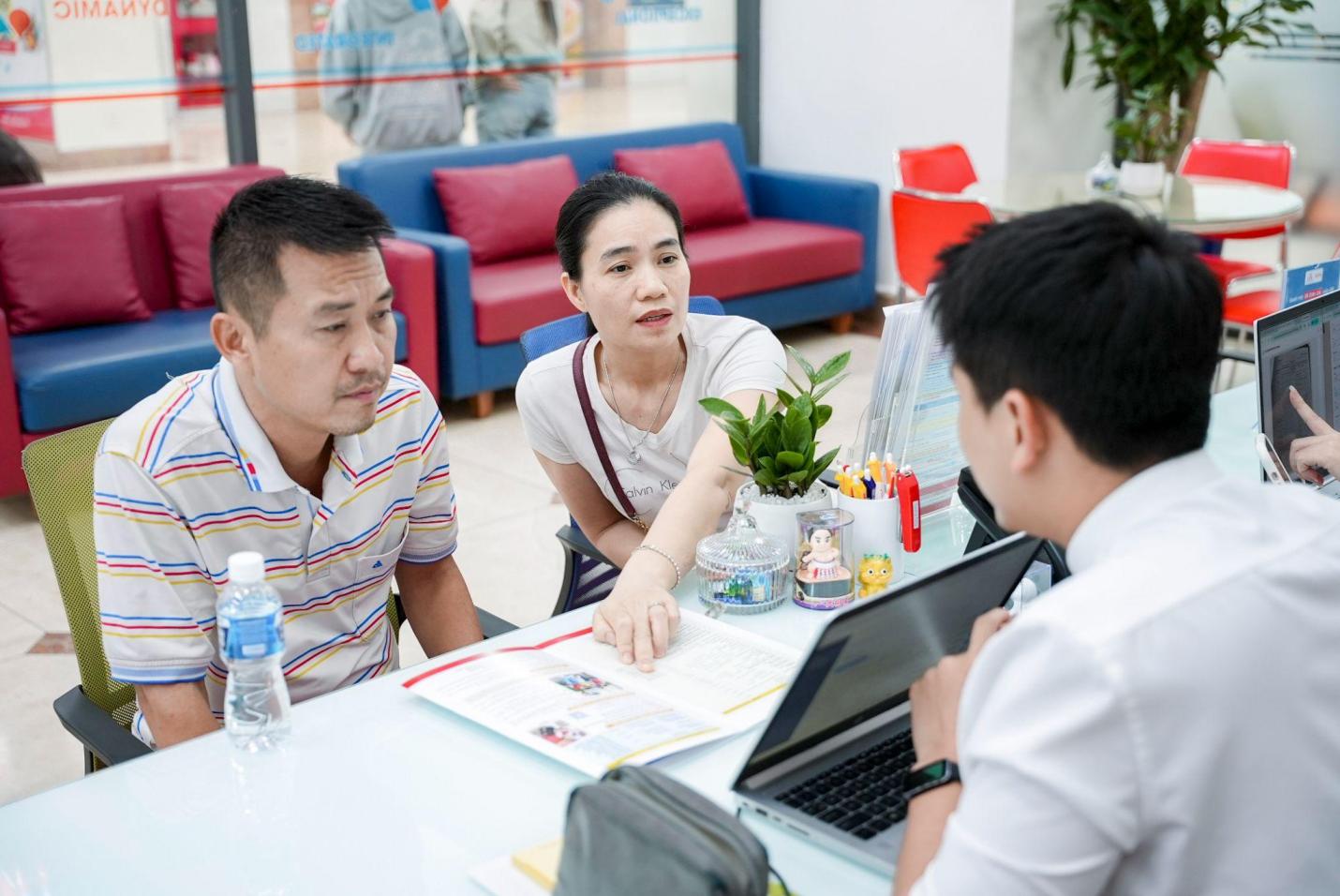 Cận ng&agrave;y thi tốt nghiệp THPT, nhiều th&iacute; sinh đến UEF &ldquo;giữ chỗ&rdquo; bằng th&ocirc;ng tin đăng k&yacute; học bạ - Ảnh 4.