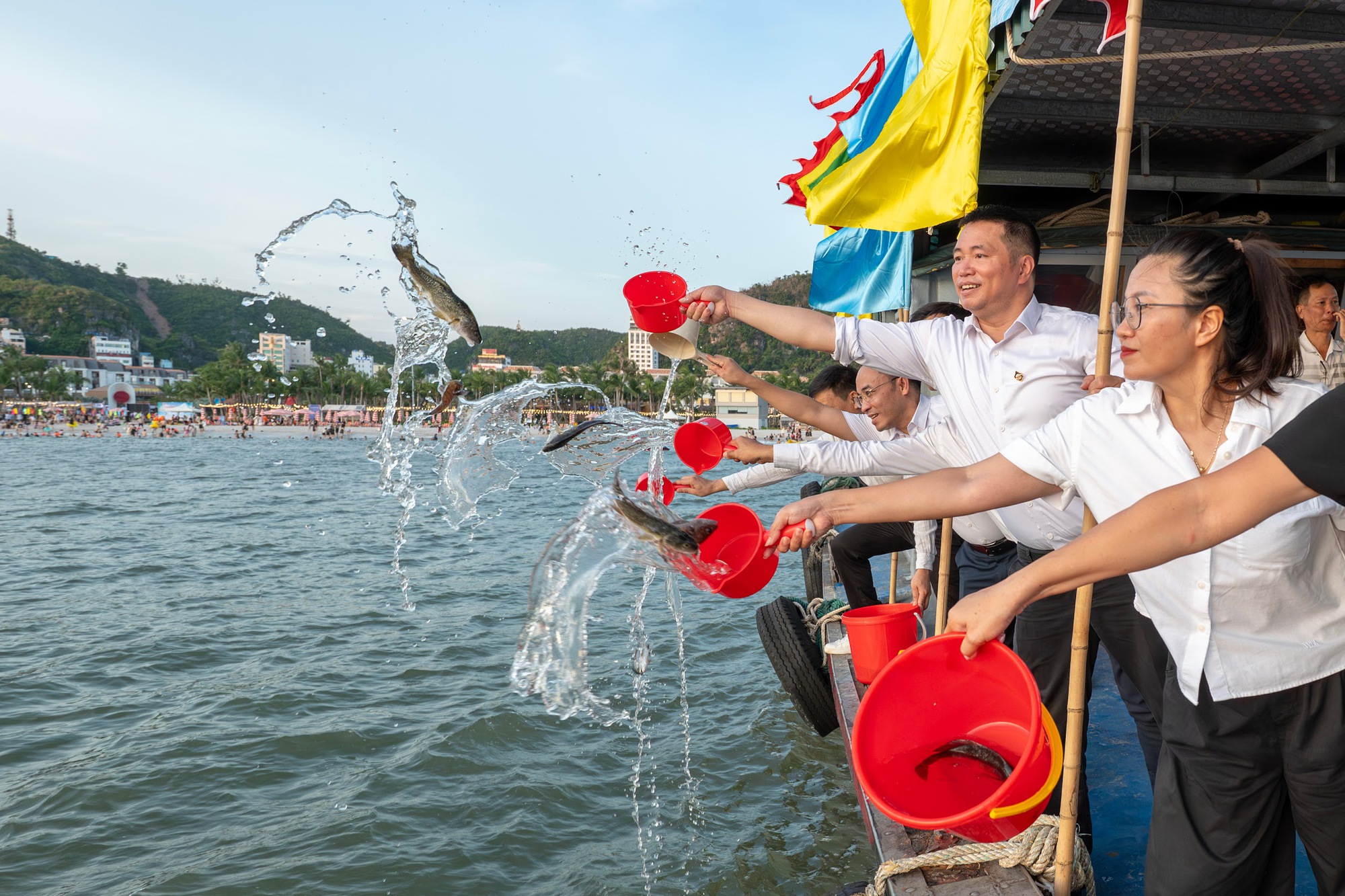 &ldquo;Sốt x&igrave;nh xịch&rdquo; với Lễ hội biển C&aacute;t B&agrave; lần đầu ti&ecirc;n đổ bộ Vịnh trung t&acirc;m - Ảnh 5.