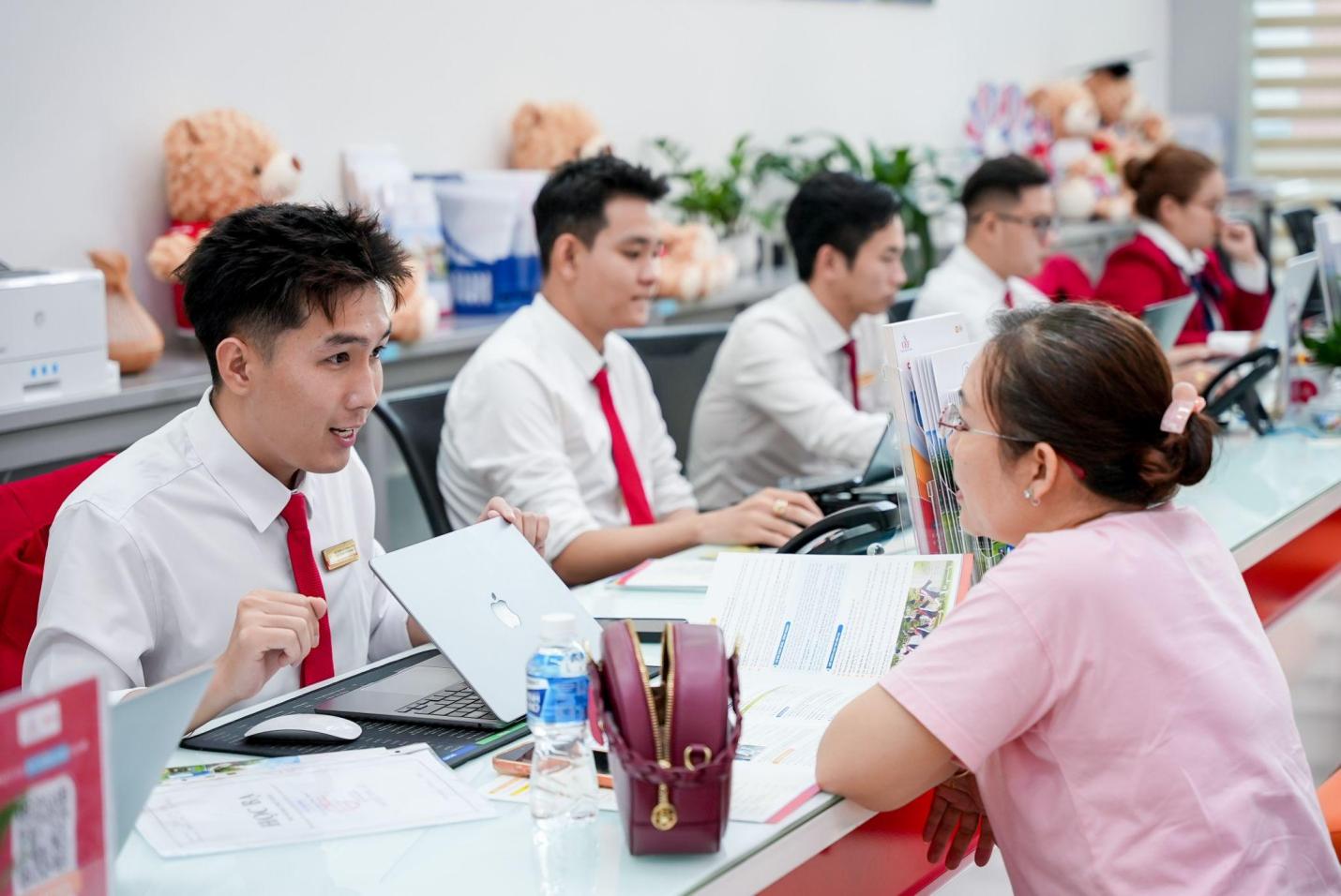 Cận ng&agrave;y thi tốt nghiệp THPT, nhiều th&iacute; sinh đến UEF &ldquo;giữ chỗ&rdquo; bằng th&ocirc;ng tin đăng k&yacute; học bạ - Ảnh 5.