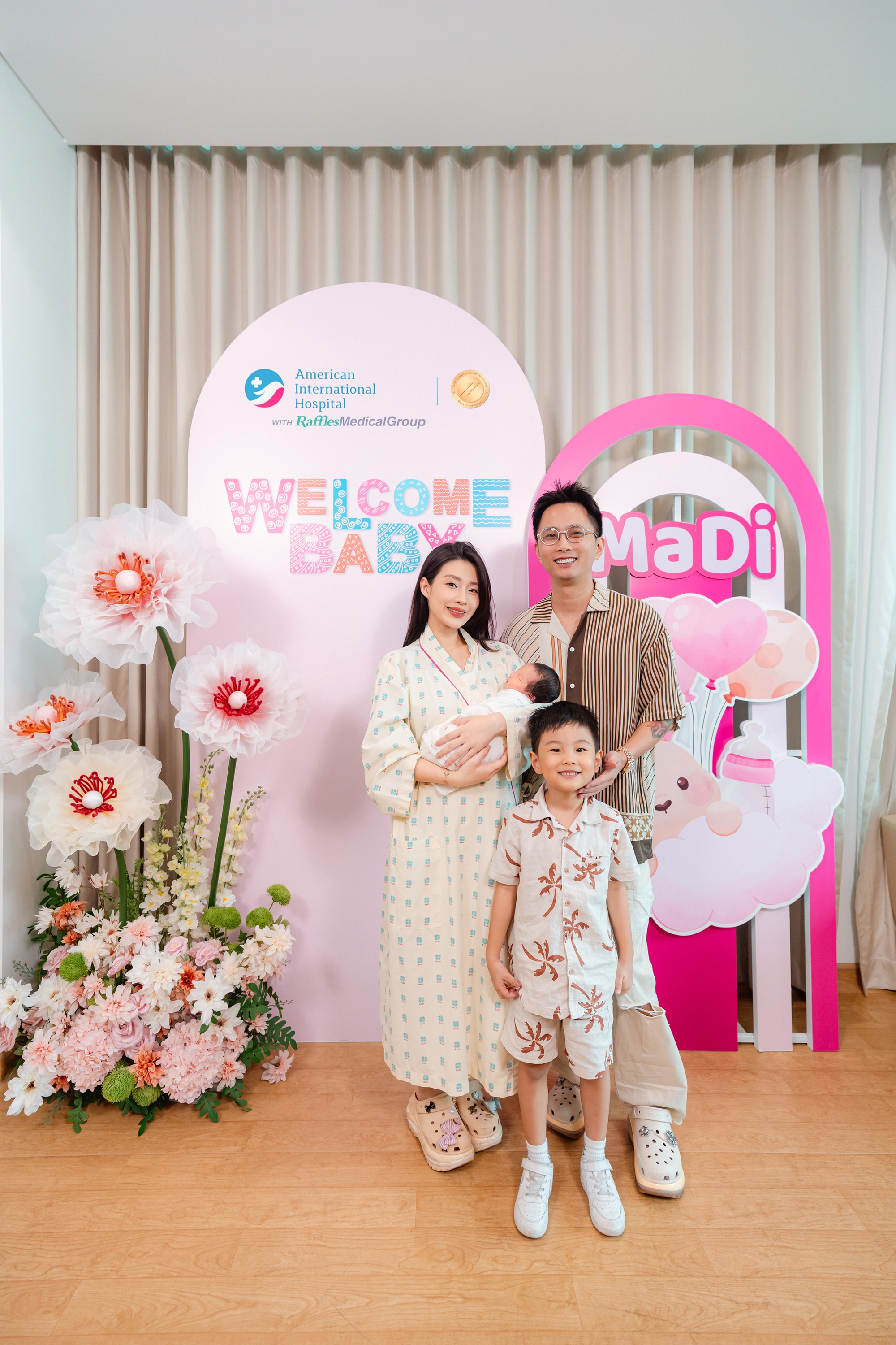 Vợ chồng Rhymastic hạnh ph&uacute;c ch&agrave;o đ&oacute;n con thứ hai tại Bệnh viện Quốc tế Mỹ (AIH) - Ảnh 2.