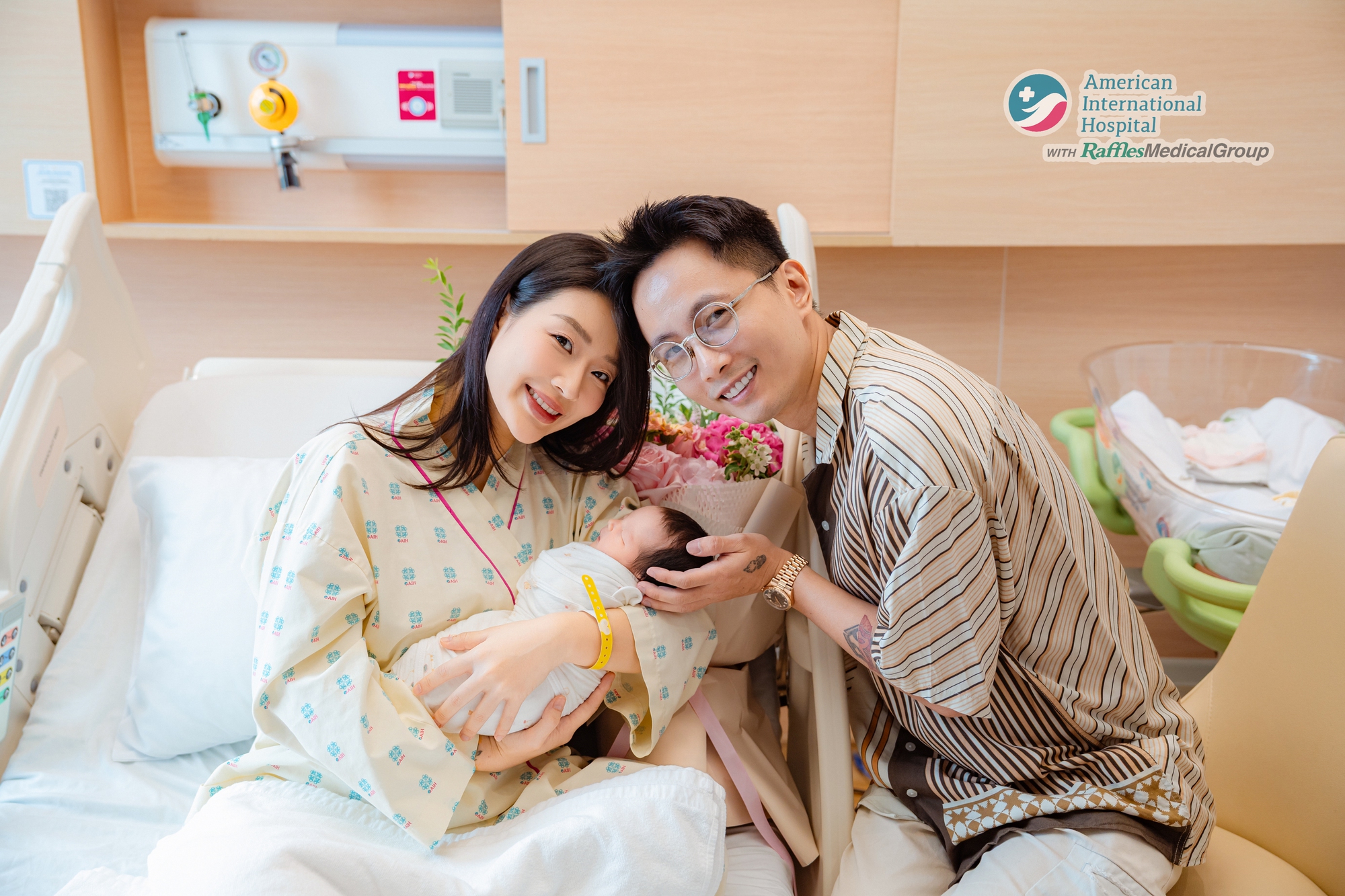 Vợ chồng Rhymastic hạnh ph&uacute;c ch&agrave;o đ&oacute;n con thứ hai tại Bệnh viện Quốc tế Mỹ (AIH) - Ảnh 1.