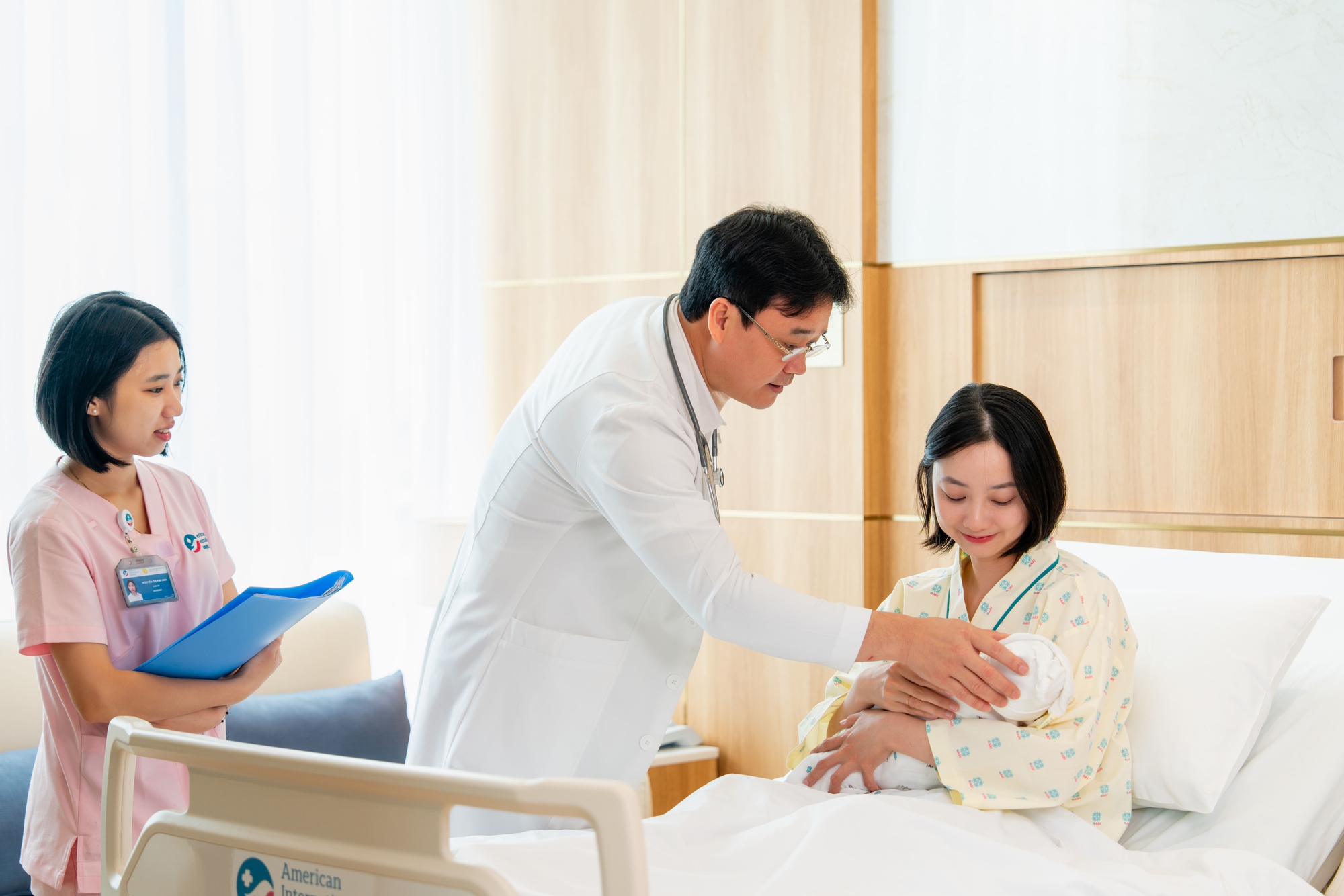 Vợ chồng Rhymastic hạnh ph&uacute;c ch&agrave;o đ&oacute;n con thứ hai tại Bệnh viện Quốc tế Mỹ (AIH) - Ảnh 3.