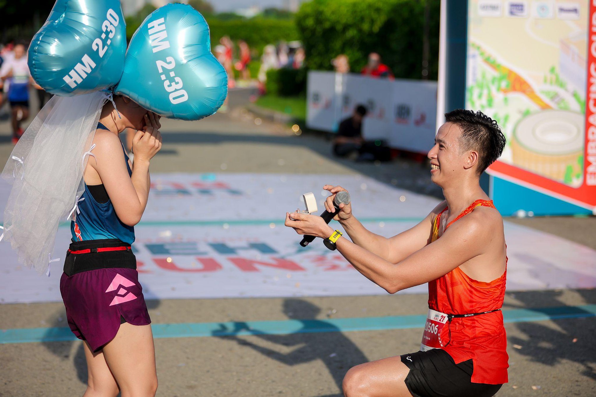 Đang chạy marathon bỗng th&agrave;nh nữ ch&iacute;nh phim điện ảnh: C&ocirc; g&aacute;i được cầu h&ocirc;n ngay khi vừa c&aacute;n đ&iacute;ch với chiếc nhẫn trong mơ - Ảnh 1.