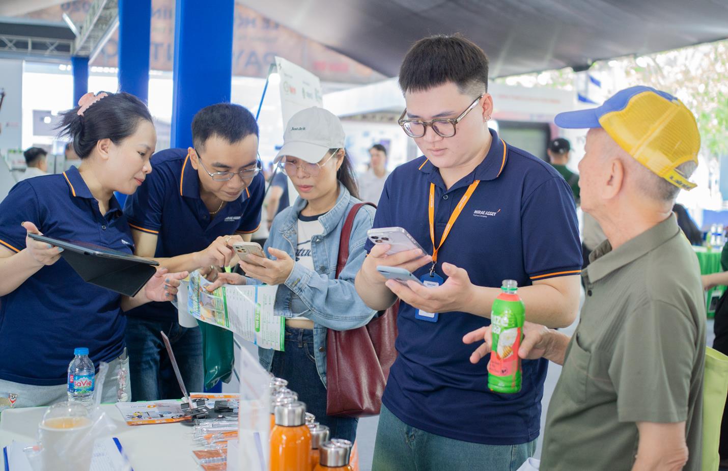Gen Z quản l&yacute; t&agrave;i ch&iacute;nh tr&ecirc;n nền tảng số - Ảnh 2.