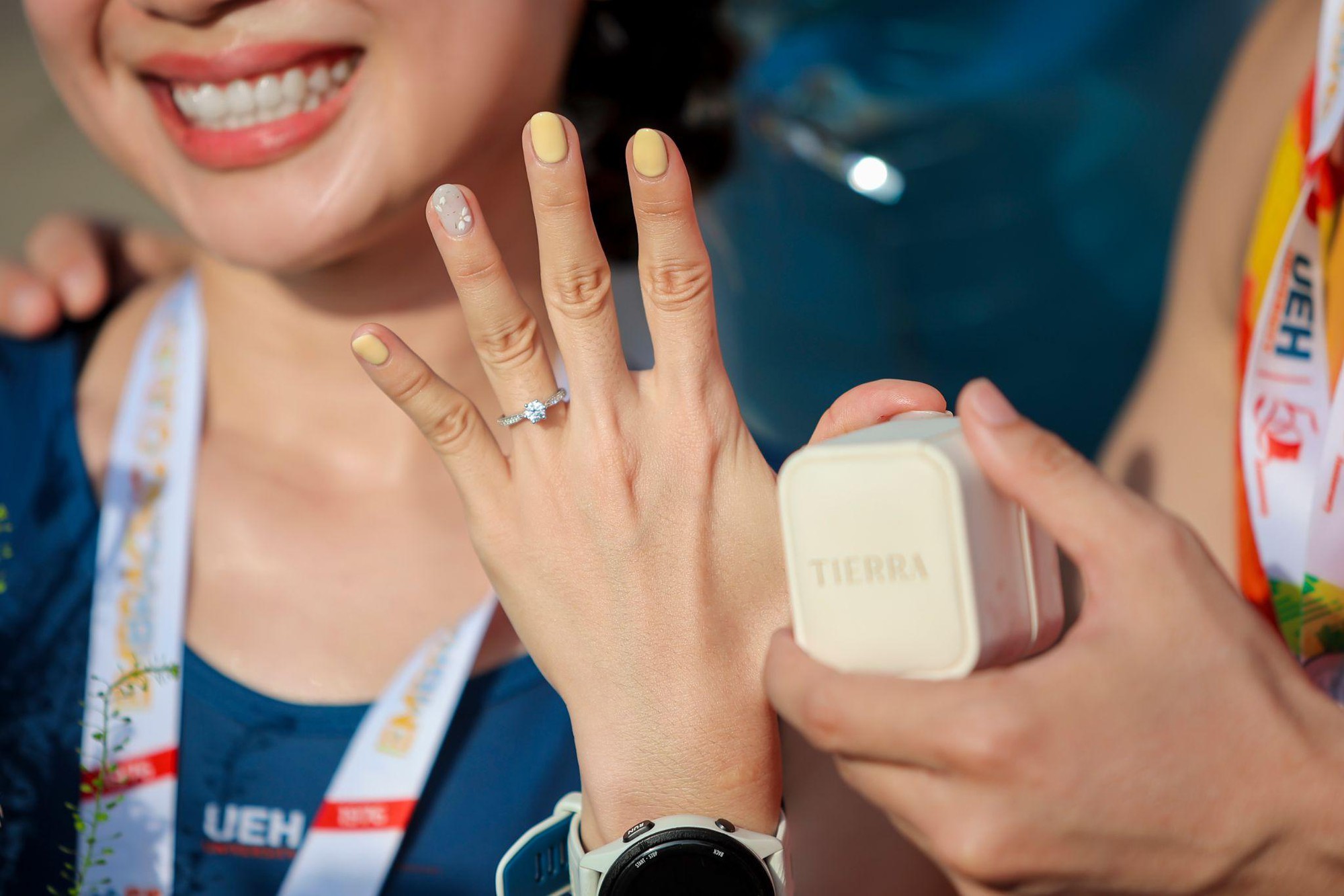 Đang chạy marathon bỗng th&agrave;nh nữ ch&iacute;nh phim điện ảnh: C&ocirc; g&aacute;i được cầu h&ocirc;n ngay khi vừa c&aacute;n đ&iacute;ch với chiếc nhẫn trong mơ - Ảnh 4.