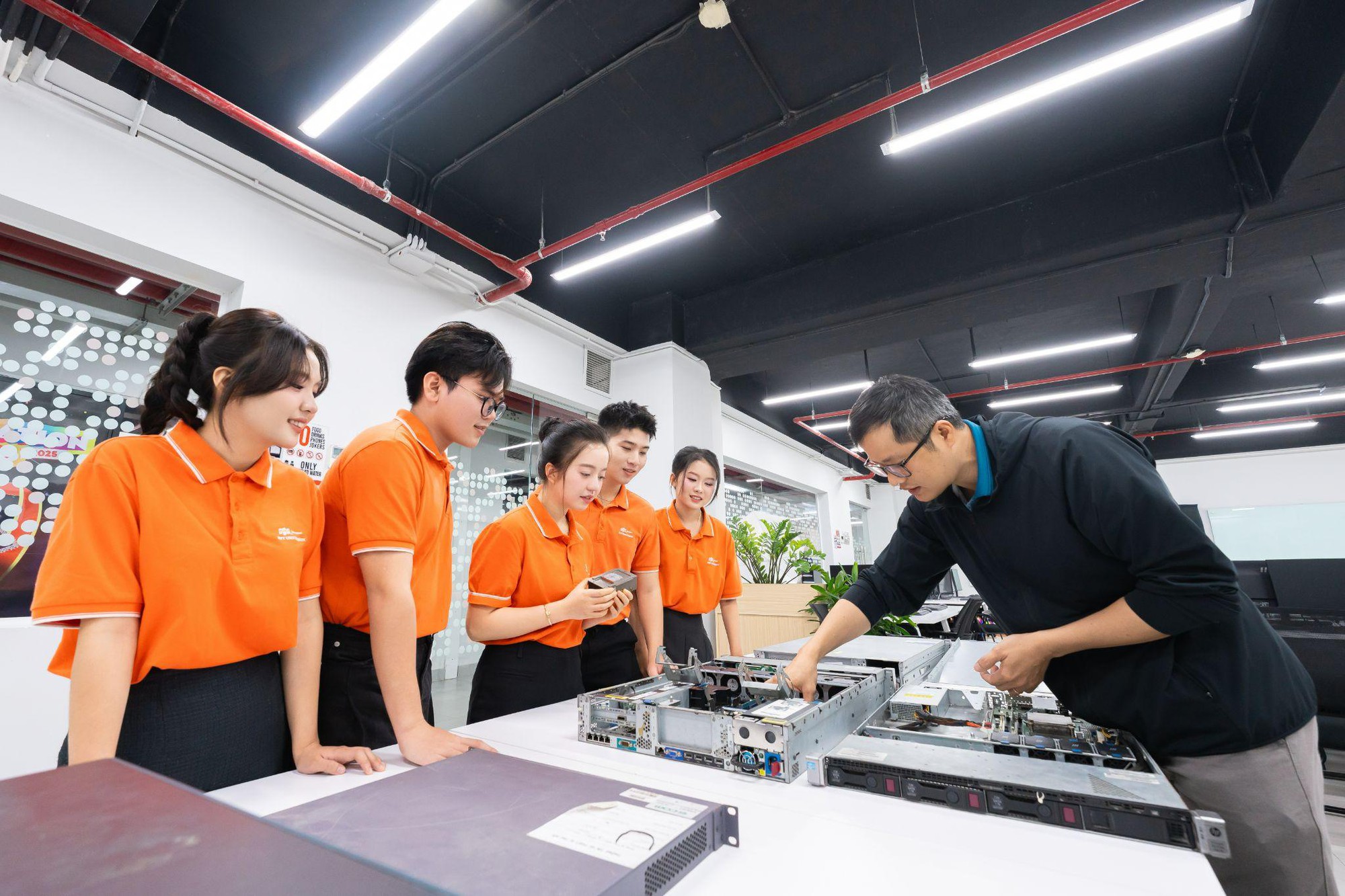 35.000 chỗ trống, lương hấp dẫn, cạnh tranh thấp: Ng&agrave;nh chip b&aacute;n dẫn đang chờ thế hệ kỹ sư tiếp theo - Ảnh 1.
