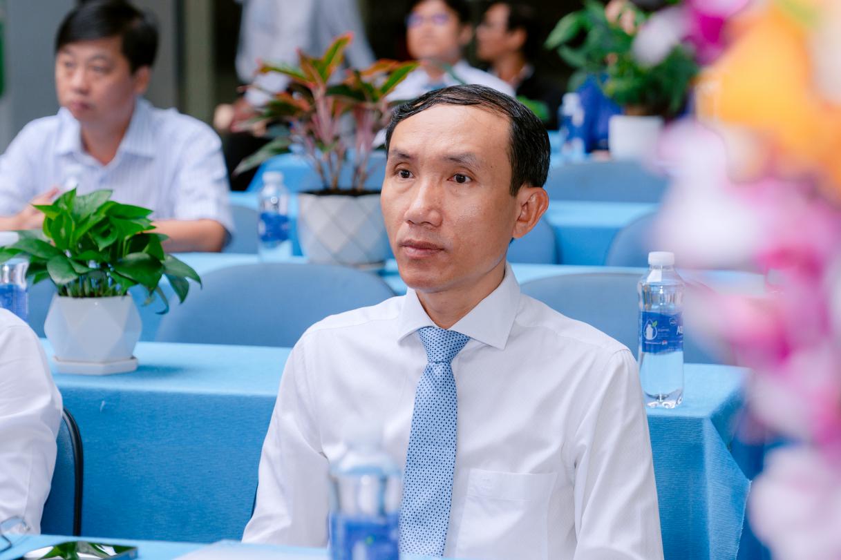 Khoảnh khắc &ocirc;m cha mẹ kh&oacute;c đầy x&uacute;c động của học sinh Trần Cao V&acirc;n trong lễ Tri &acirc;n v&agrave; Trưởng th&agrave;nh- Ảnh 3.