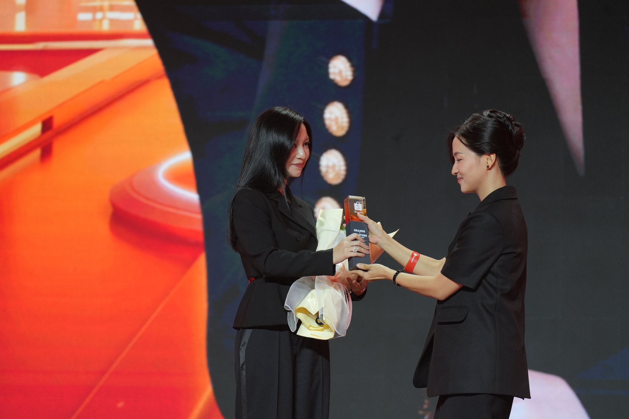Shopee vinh danh Hannah Olala l&agrave; 'Best Premium Livestream Star' năm thứ ba li&ecirc;n tiếp- Ảnh 2.