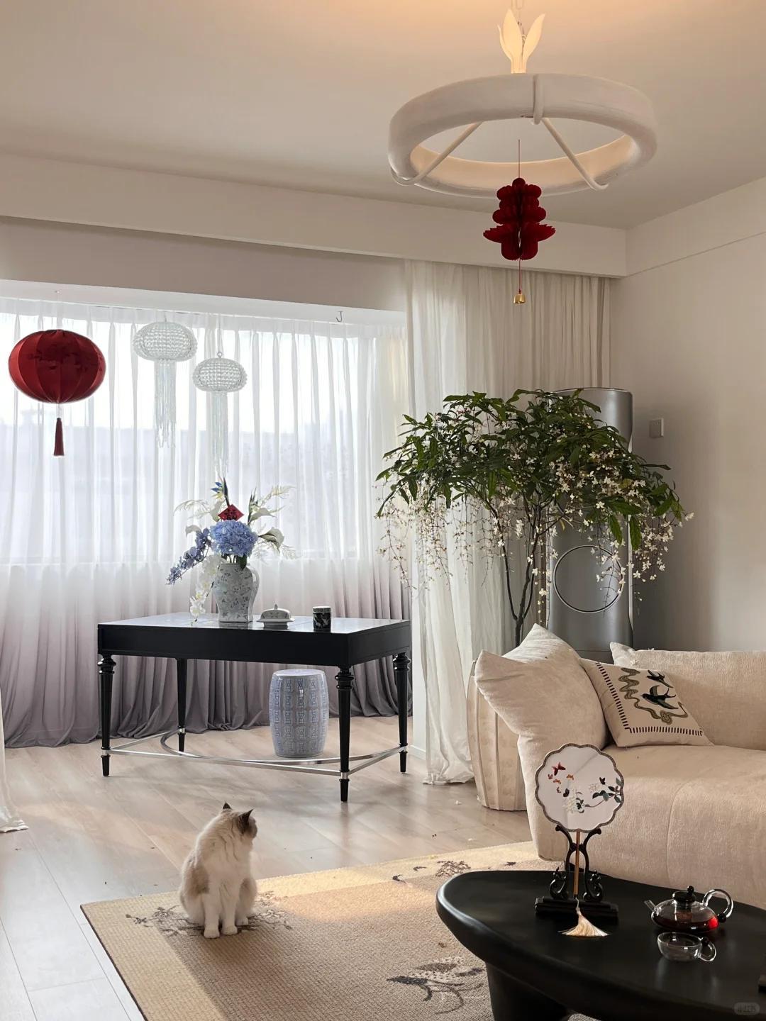 Không cần thay nội thất, người phụ nữ chỉ đặt một chậu hoa nhài rủ trong phòng khách: Bước vào nhà là thấy thư thái, ai xem cũng muốn làm theo - Ảnh 5.