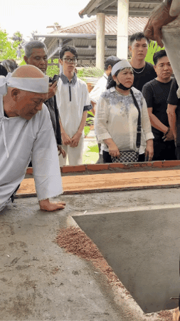 "Ông hoàng nhạc đỏ" khóc nức nở bên mộ vợ - Ảnh 2.