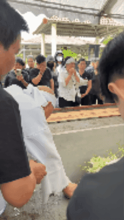 "Ông hoàng nhạc đỏ" khóc nức nở bên mộ vợ - Ảnh 1.