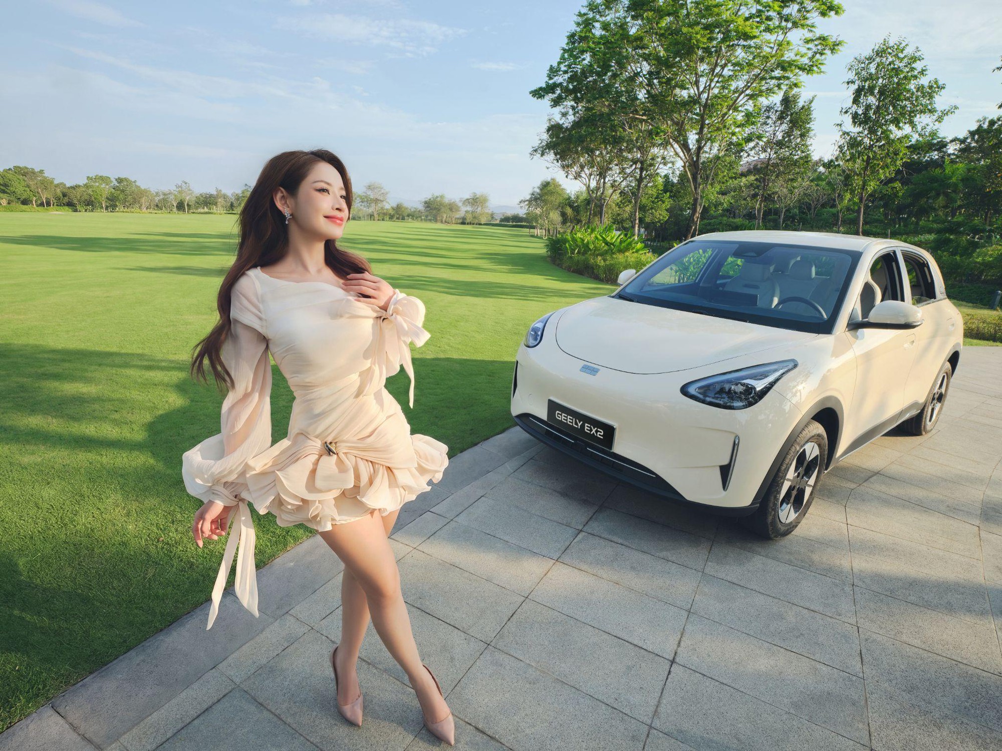 Chi Pu biến h&oacute;a như &ldquo;tắc k&egrave; hoa&rdquo;: l&uacute;c c&ocirc;ng ch&uacute;a, khi h&oacute;a nữ tổng t&agrave;i b&ecirc;n xe Geely - Ảnh 1.