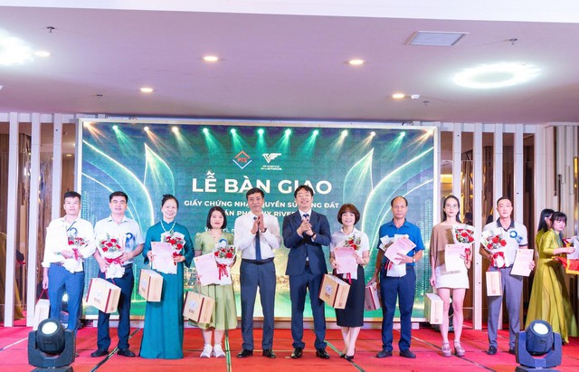 Phoenix Riverside trao sổ hồng cho những cư d&acirc;n đầu ti&ecirc;n, đ&aacute;nh dấu cột mốc mới - Ảnh 2.