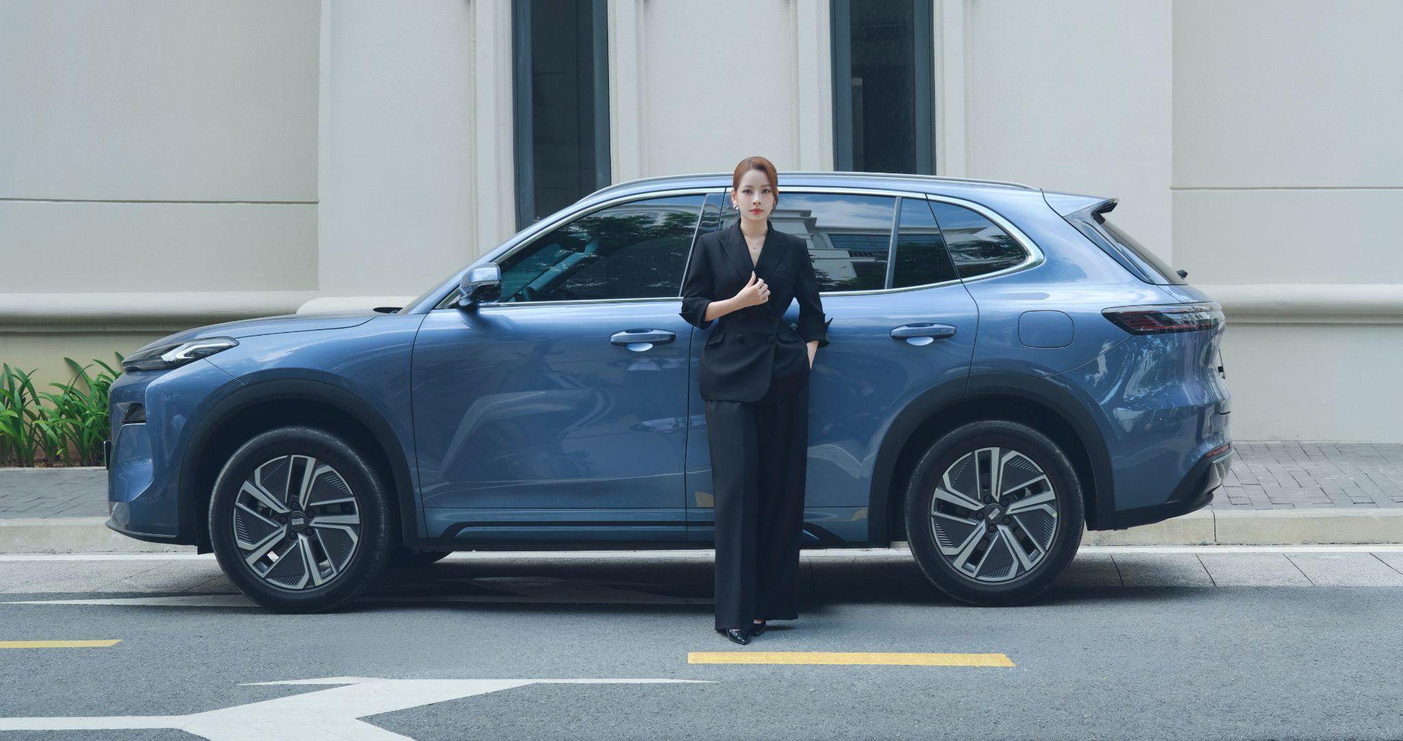 Chi Pu tung bộ ảnh mới c&ugrave;ng Geely, chuẩn bị khuấy động Vạn Hạnh Mall - Ảnh 4.