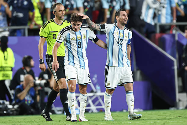 Julian Alvarez: "Chúng tôi sẵn sàng làm mọi thứ để Messi vô địch World Cup lần nữa" - Ảnh 1.