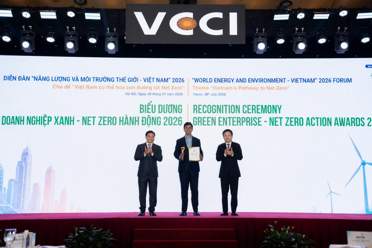 Th&uacute;c đẩy lộ tr&igrave;nh trung h&ograve;a carbon: Techcombank nhận giải thưởng Top 10 Doanh nghiệp Net Zero 2026 - Ảnh 2.