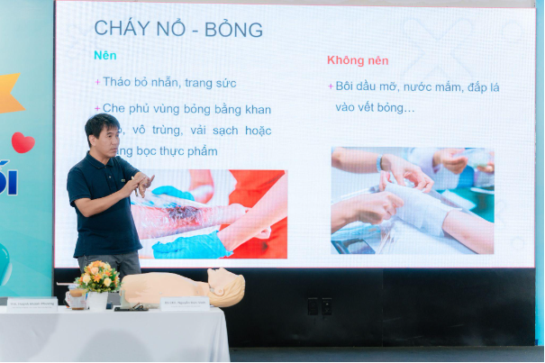 Bệnh viện Bạch Mai đồng h&agrave;nh Long Ch&acirc;u chuẩn h&oacute;a kỹ năng sơ cấp cứu cho lực lượng dược sĩ - Ảnh 2.