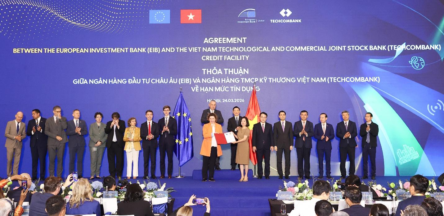 Th&uacute;c đẩy lộ tr&igrave;nh trung h&ograve;a carbon: Techcombank nhận giải thưởng Top 10 Doanh nghiệp Net Zero 2026 - Ảnh 3.