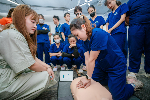 Bệnh viện Bạch Mai đồng h&agrave;nh Long Ch&acirc;u chuẩn h&oacute;a kỹ năng sơ cấp cứu cho lực lượng dược sĩ - Ảnh 3.
