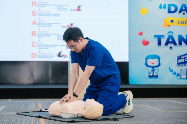 Bệnh viện Bạch Mai đồng h&agrave;nh Long Ch&acirc;u chuẩn h&oacute;a kỹ năng sơ cấp cứu cho lực lượng dược sĩ - Ảnh 4.