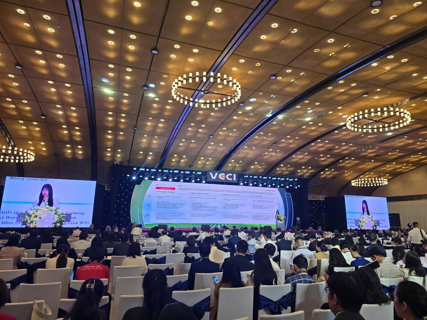Th&uacute;c đẩy lộ tr&igrave;nh trung h&ograve;a carbon: Techcombank nhận giải thưởng Top 10 Doanh nghiệp Net Zero 2026 - Ảnh 4.