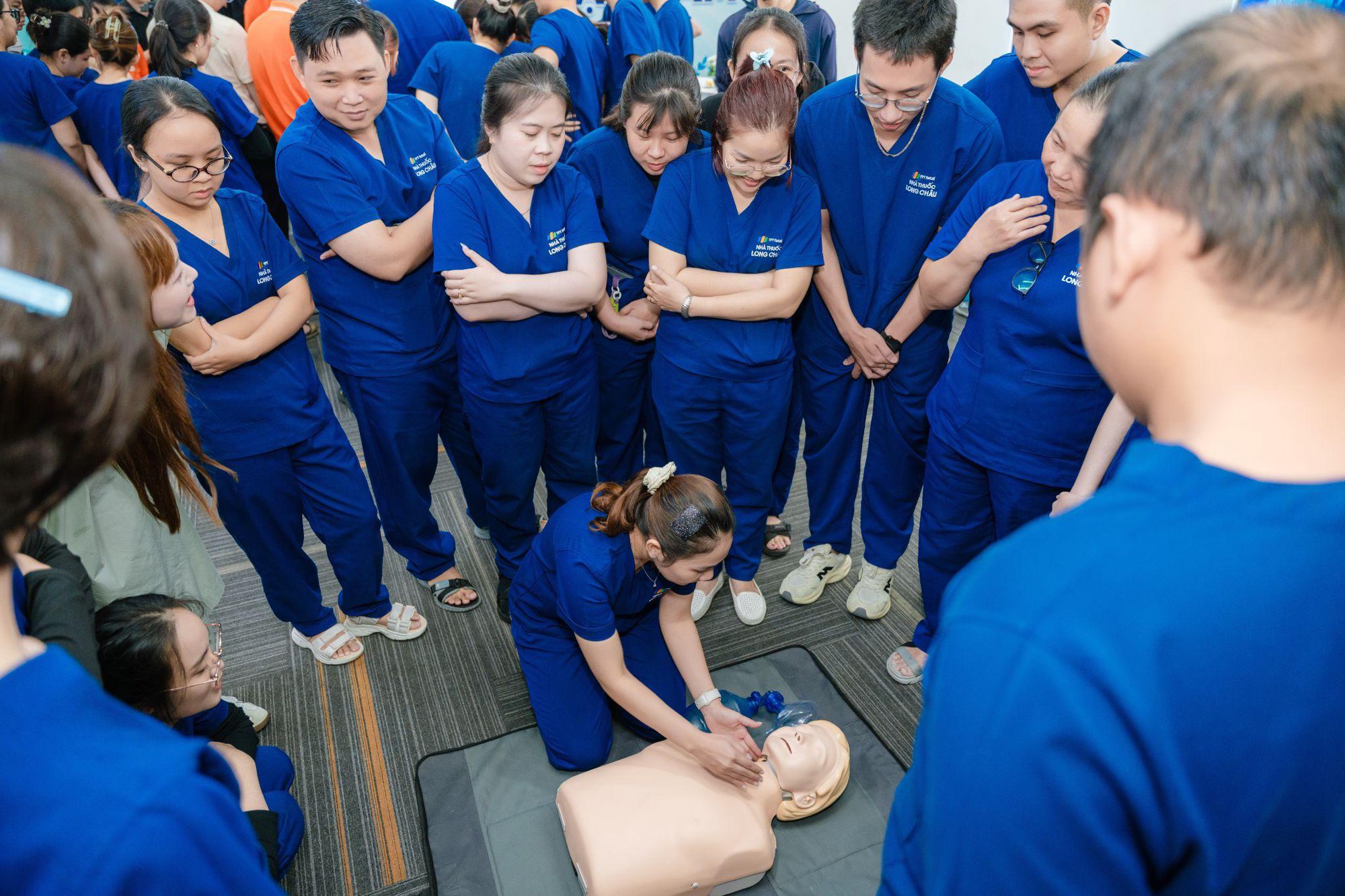 Bệnh viện Bạch Mai đ&agrave;o tạo sơ cấp cứu cho h&agrave;ng ng&agrave;n dược sĩ Long Ch&acirc;u tại c&aacute;c nh&agrave; thuốc to&agrave;n quốc - Ảnh 6.