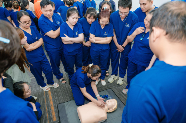 Bệnh viện Bạch Mai đồng h&agrave;nh Long Ch&acirc;u chuẩn h&oacute;a kỹ năng sơ cấp cứu cho lực lượng dược sĩ - Ảnh 6.