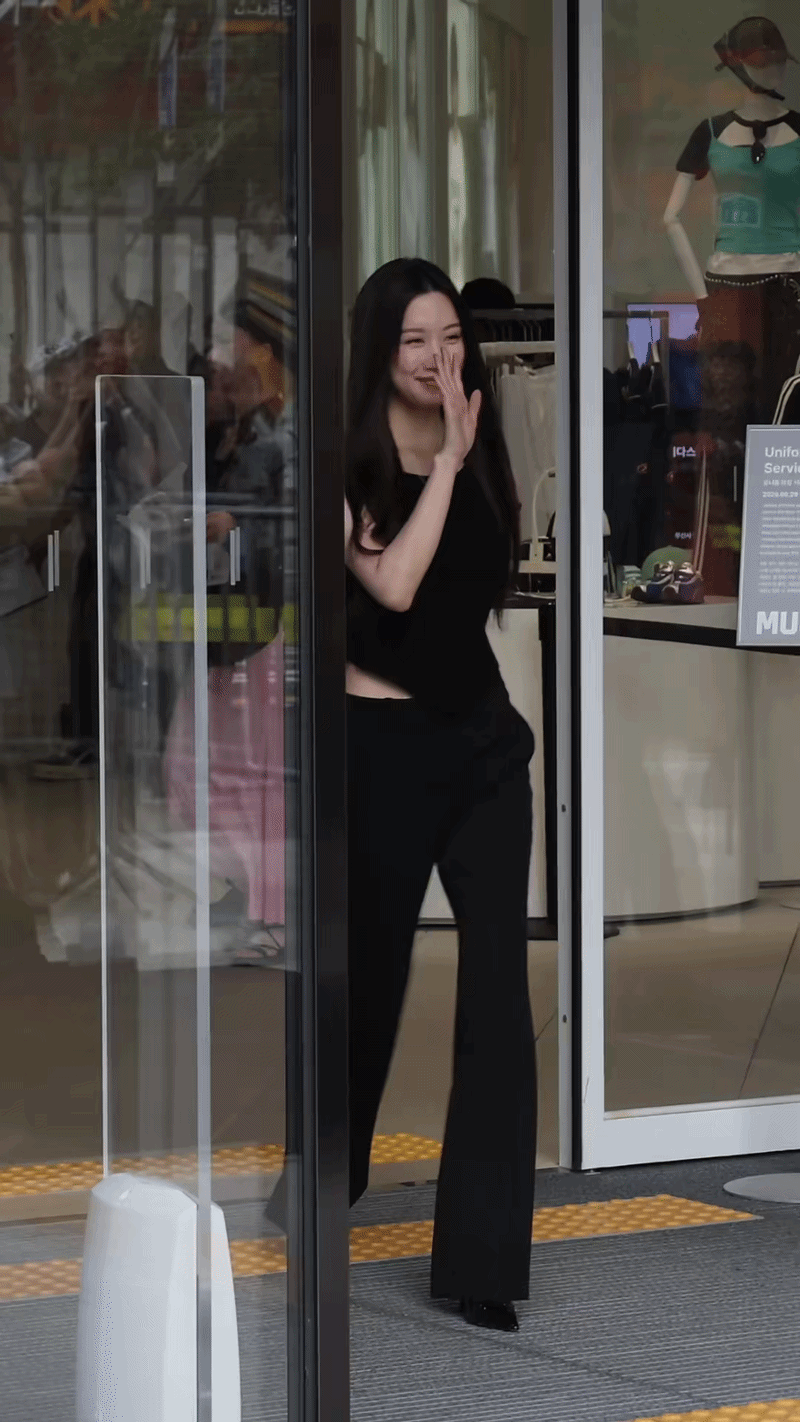 Moon Ga Young lộ diện sau nghi vấn t&igrave;nh cảm với Lee Jong Suk, sắc v&oacute;c bị n&oacute;i "kh&ocirc;ng thật" - Ảnh 2.