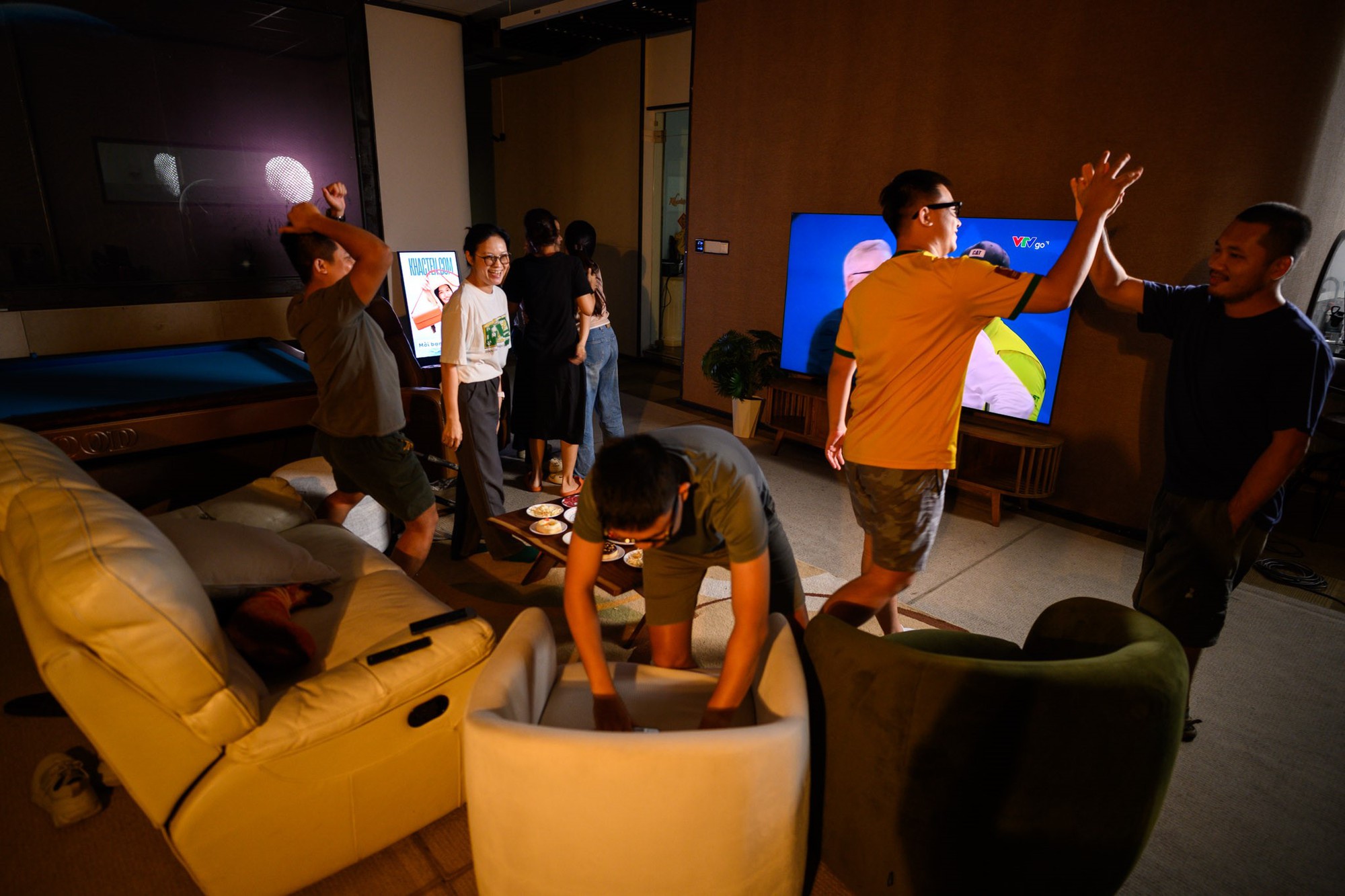 Kh&ocirc;ng kh&iacute; b&oacute;ng đ&aacute; s&ocirc;i động hơn với sự đồng h&agrave;nh của trợ l&yacute; AI tr&ecirc;n TV Samsung - Ảnh 2.