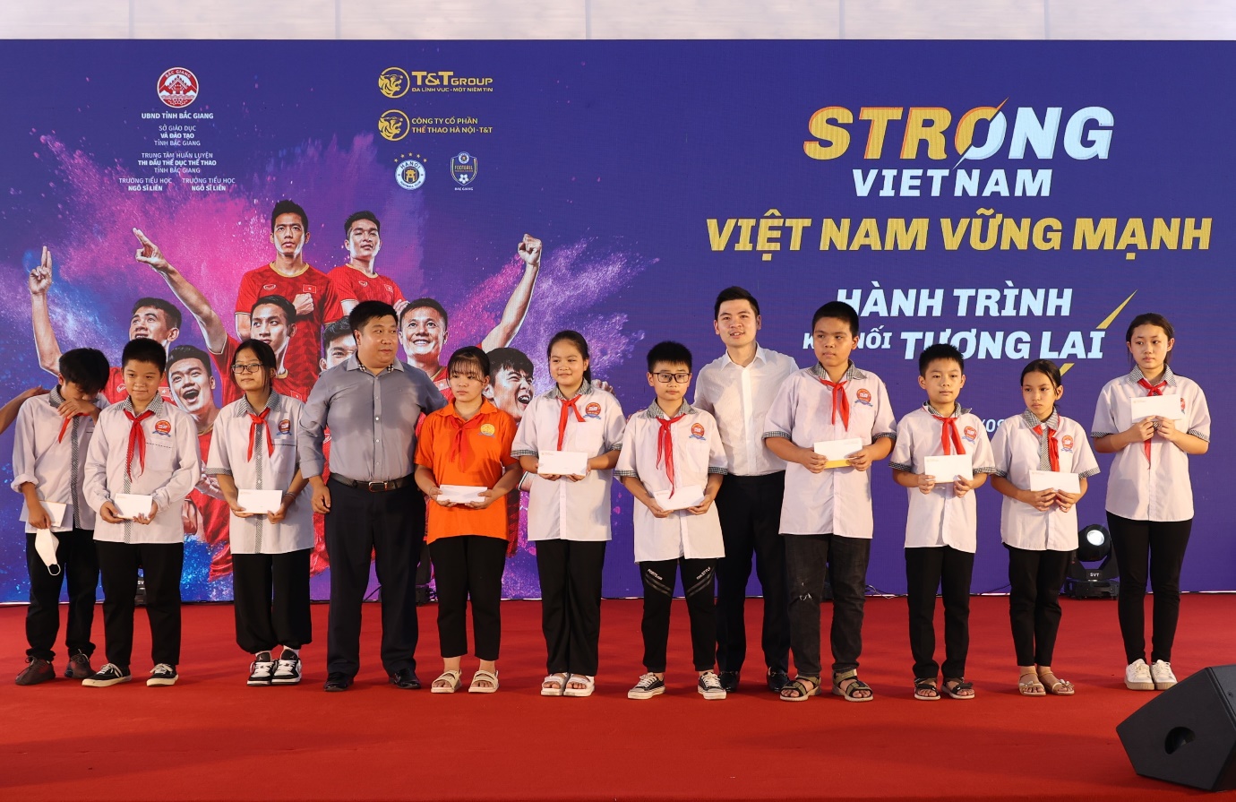 Từ lời hứa với cử tri đến những s&acirc;n b&oacute;ng cộng đồng - Ảnh 6.