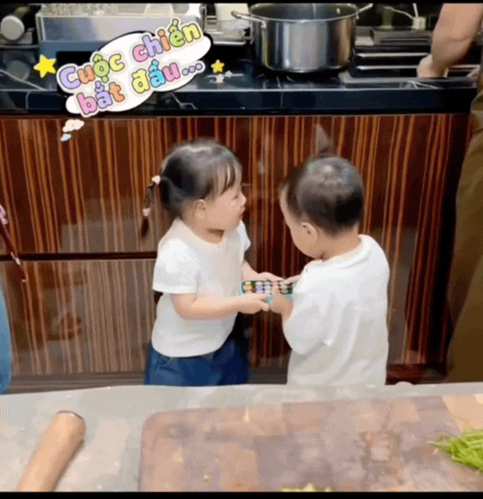"Ngày sương sương vài lần ăn vạ": Phương Oanh kể chuyện cặp song sinh ở tuổi lên 2 khiến hội bố mẹ bỉm bật cười đồng cảm- Ảnh 1.