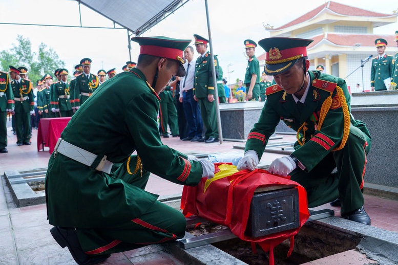 Đ&agrave; Nẵng: Truy điệu, an t&aacute;ng h&agrave;i cốt c&aacute;c liệt sĩ vừa được quy tập trong hang Đ&aacute; Sập- Ảnh 3.