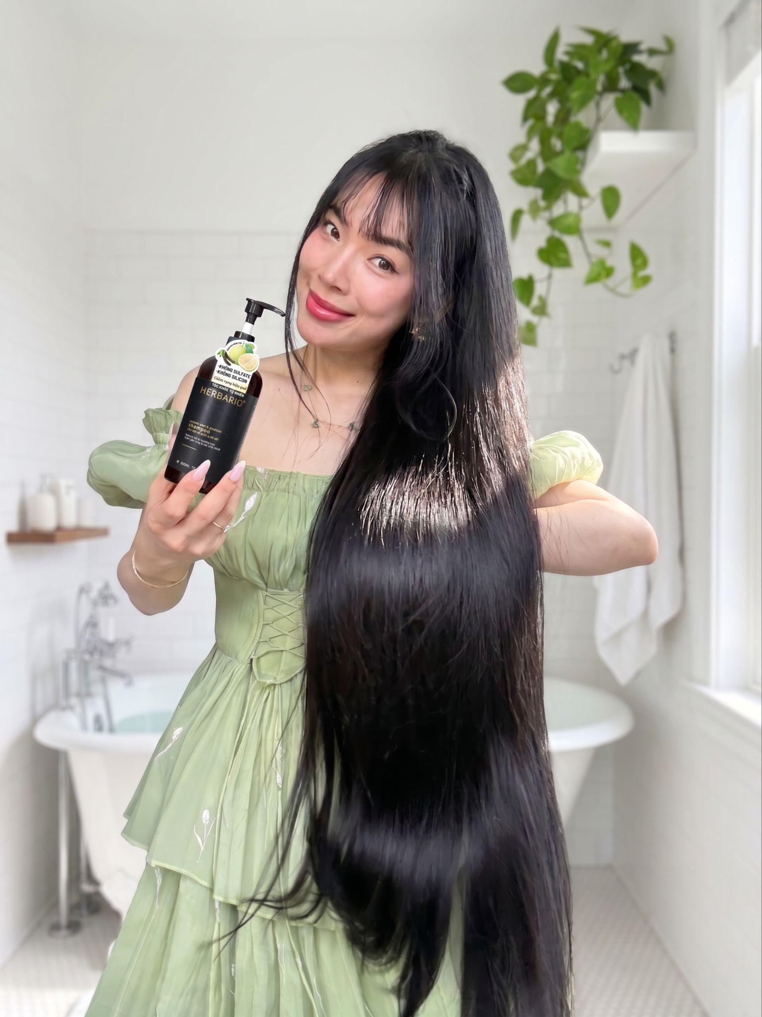 Happi Phạm: Da đầu nhạy cảm, t&oacute;c g&atilde;y rụng n&ecirc;n chọn dầu gội Herbario- Ảnh 2.