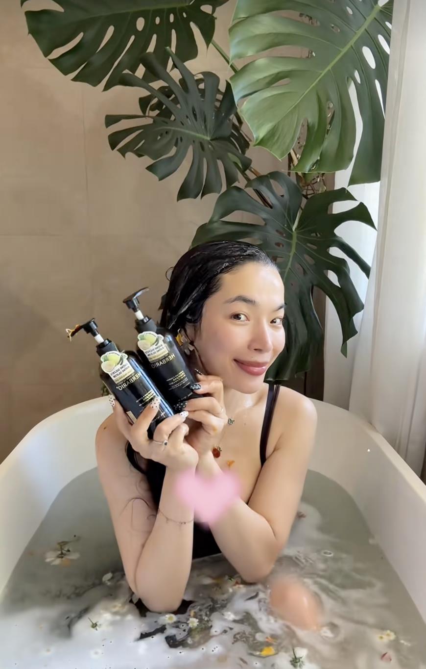 Happi Phạm: Da đầu nhạy cảm, t&oacute;c g&atilde;y rụng n&ecirc;n chọn dầu gội Herbario- Ảnh 3.