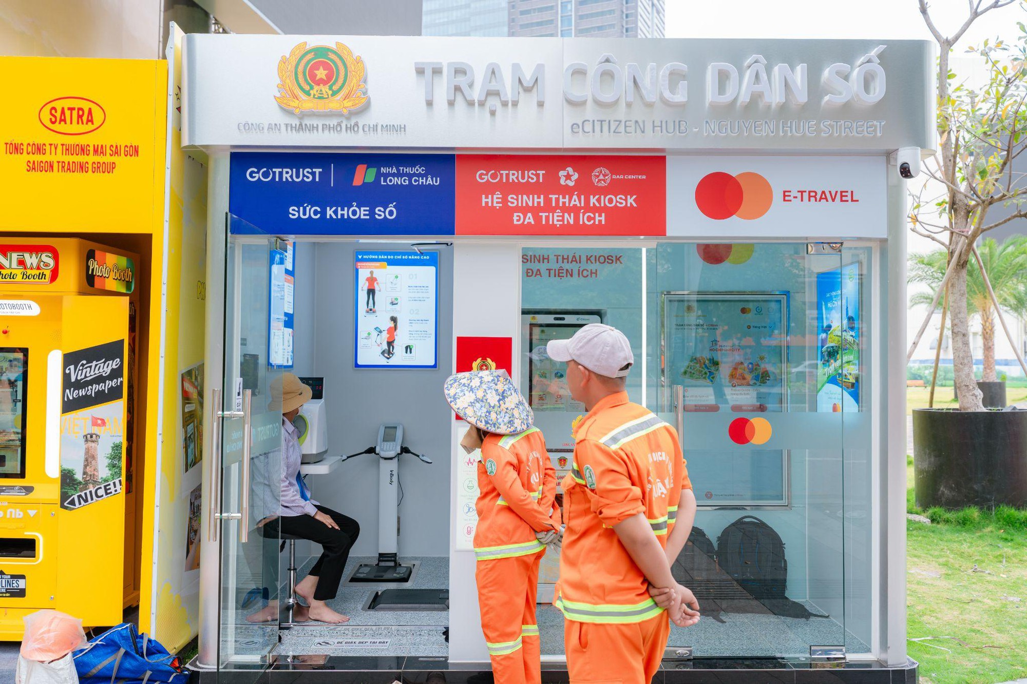 Lần đầu tiên tại phố đi bộ Nguyễn Huệ, người dân kiểm tra sức khỏe miễn phí, tiếp cận tiện ích y tế số qua Trạm Công dân số- Ảnh 1.