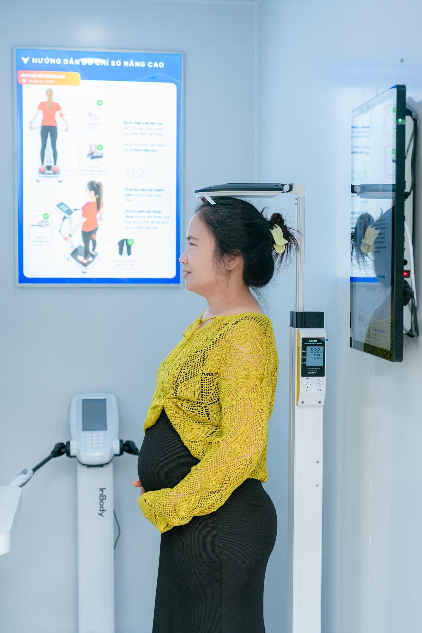 Lần đầu tiên tại phố đi bộ Nguyễn Huệ, người dân kiểm tra sức khỏe miễn phí, tiếp cận tiện ích y tế số qua Trạm Công dân số- Ảnh 3.