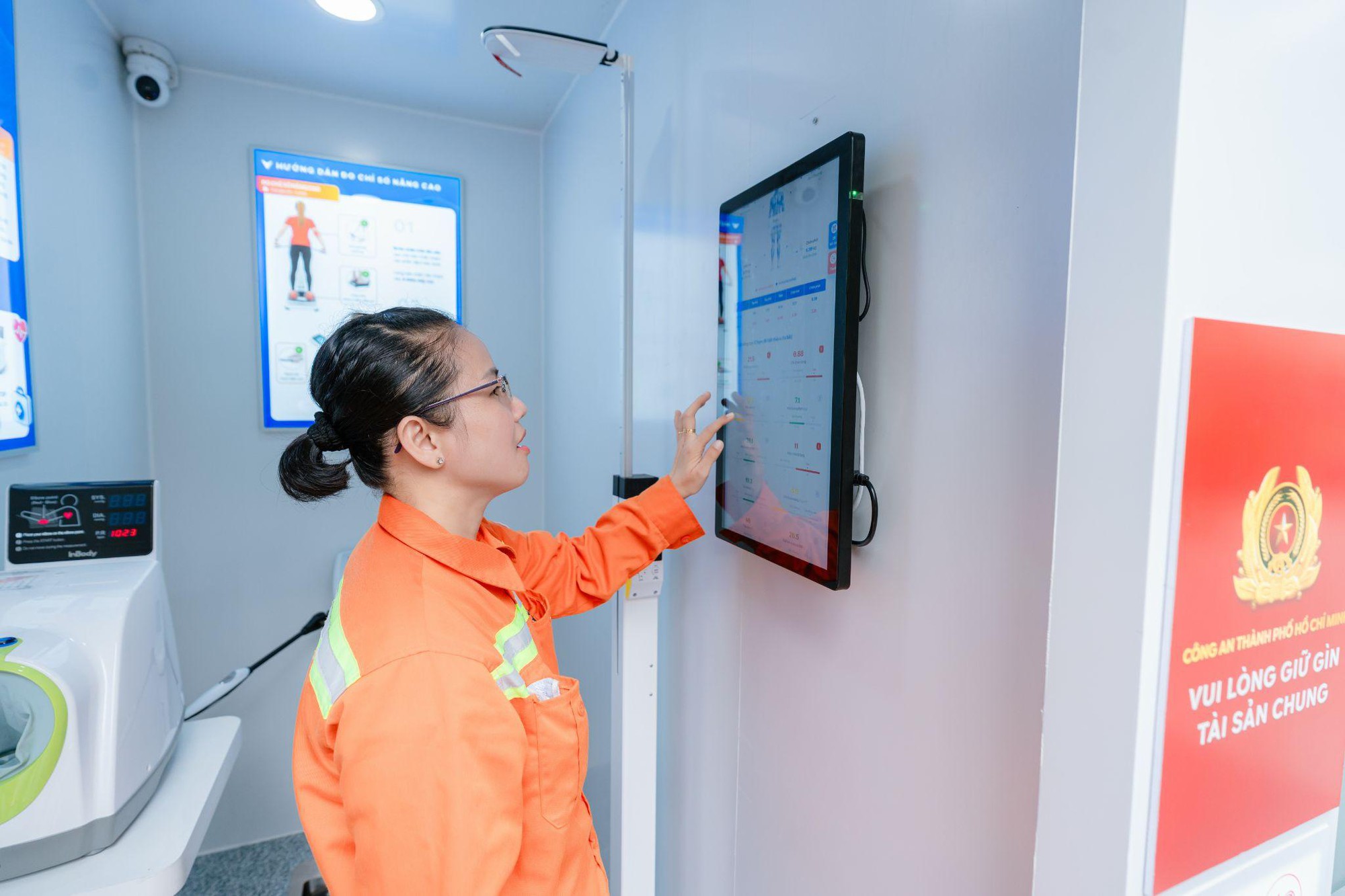 Lần đầu tiên tại phố đi bộ Nguyễn Huệ, người dân kiểm tra sức khỏe miễn phí, tiếp cận tiện ích y tế số qua Trạm Công dân số- Ảnh 5.