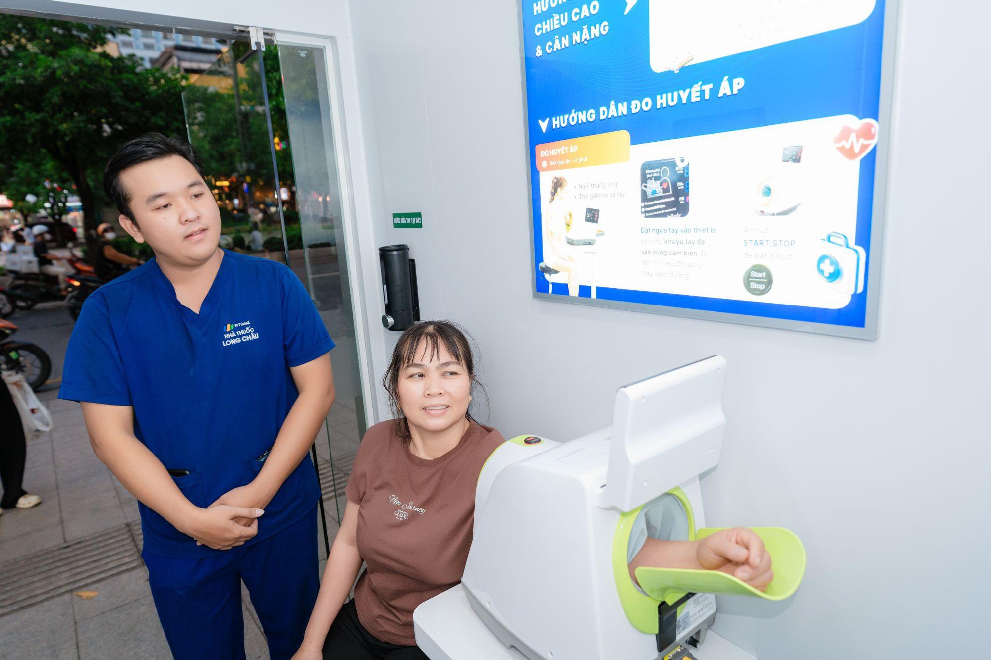 Lần đầu tiên tại phố đi bộ Nguyễn Huệ, người dân kiểm tra sức khỏe miễn phí, tiếp cận tiện ích y tế số qua Trạm Công dân số- Ảnh 7.