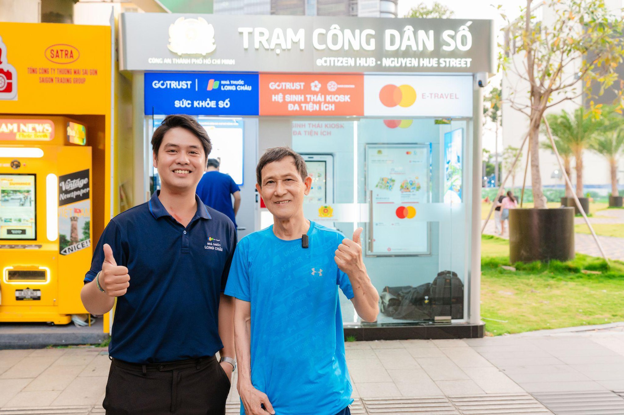 Lần đầu tiên tại phố đi bộ Nguyễn Huệ, người dân kiểm tra sức khỏe miễn phí, tiếp cận tiện ích y tế số qua Trạm Công dân số- Ảnh 8.