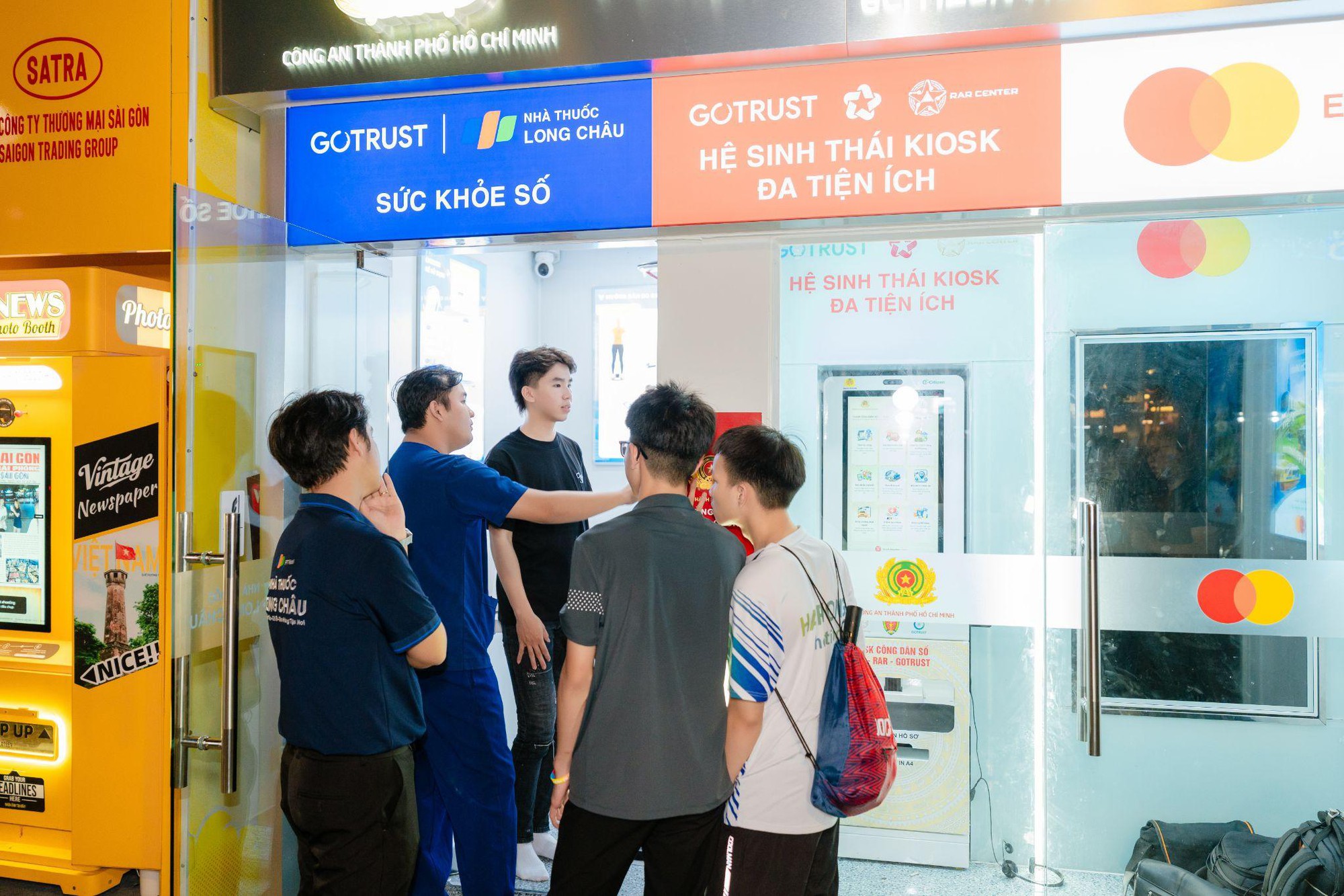 Lần đầu tiên tại phố đi bộ Nguyễn Huệ, người dân kiểm tra sức khỏe miễn phí, tiếp cận tiện ích y tế số qua Trạm Công dân số- Ảnh 9.