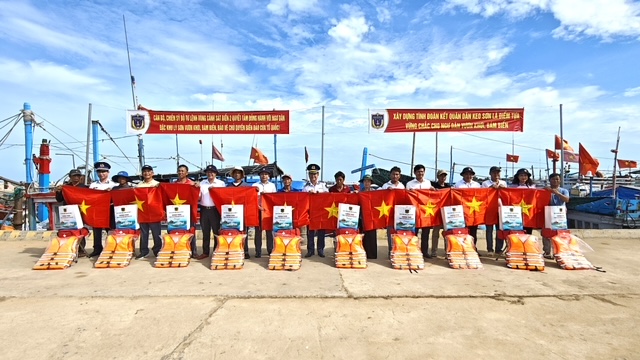 Cảnh s&aacute;t biển Việt Nam triển khai nhiều hoạt động &yacute; nghĩa tại đặc khu L&yacute; Sơn- Ảnh 10.