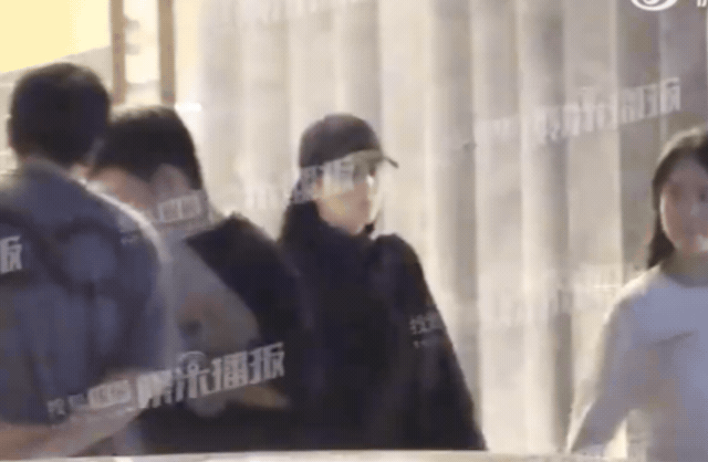 21 giây bóc nhan sắc thật gây sốc của Lưu Diệc Phi- Ảnh 3.