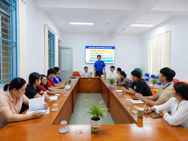 Khai giảng lớp Tin học văn ph&ograve;ng miễn ph&iacute;, trang bị kỹ năng số cho thanh ni&ecirc;n B&igrave;nh Kh&aacute;nh - Ảnh 2.